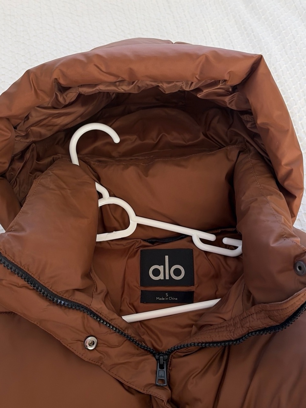 ALO Yoga Cropped Hooded Puffer Jacket in Chestnut - Picture 3 of 3
